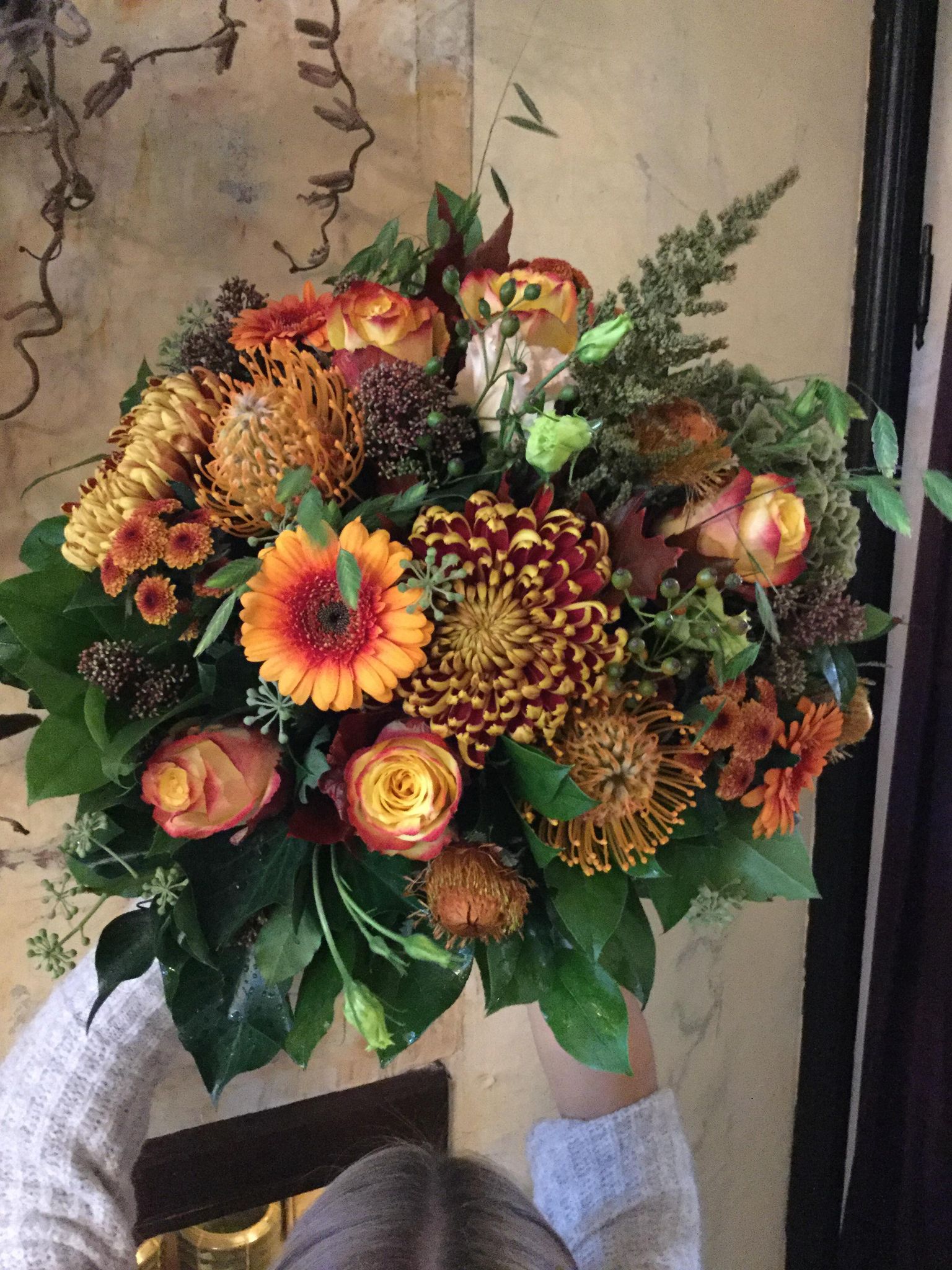 Majblomsten i hjertet af Roskilde Siden 2012 har vi bundet blomster til både store øjeblikke og små hverdagsglæder. Hos os finder du ikke standardløsninger – vi skaber unikke buketter, kranse og dekorationer med omtanke og kreativitet.